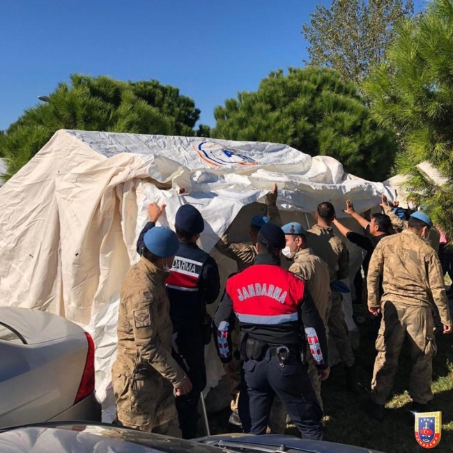 İzmir'deki depremin ardından bölgeye en hızlı intikal eden ve afetzede vatandaşlara yardım elini uzatan kurumlardan biri de Jandarma Genel Komutanlığı olmuştu.